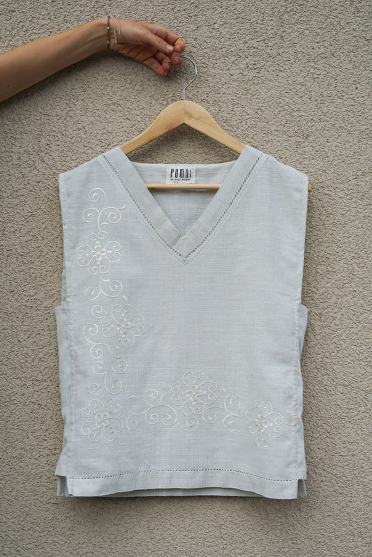 Ready to buy now: Sleeveless blouse made of deadstock fabric